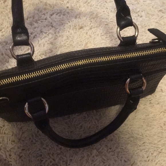 Liz Claiborne black textured handbag - Picture 6 of 8